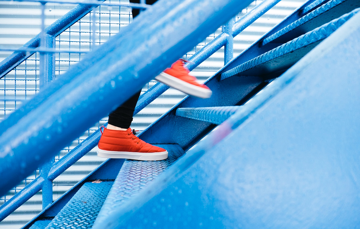 Zapatillas rojas subiendo escaleras azules