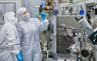 Científicos analizando una prueba ,II Global Graphene Call