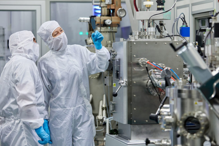 Científicos analizando una prueba ,II Global Graphene Call