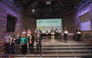 Finalistas de Gasteiz Green Deal Youth Challenge con el diploma y jurado