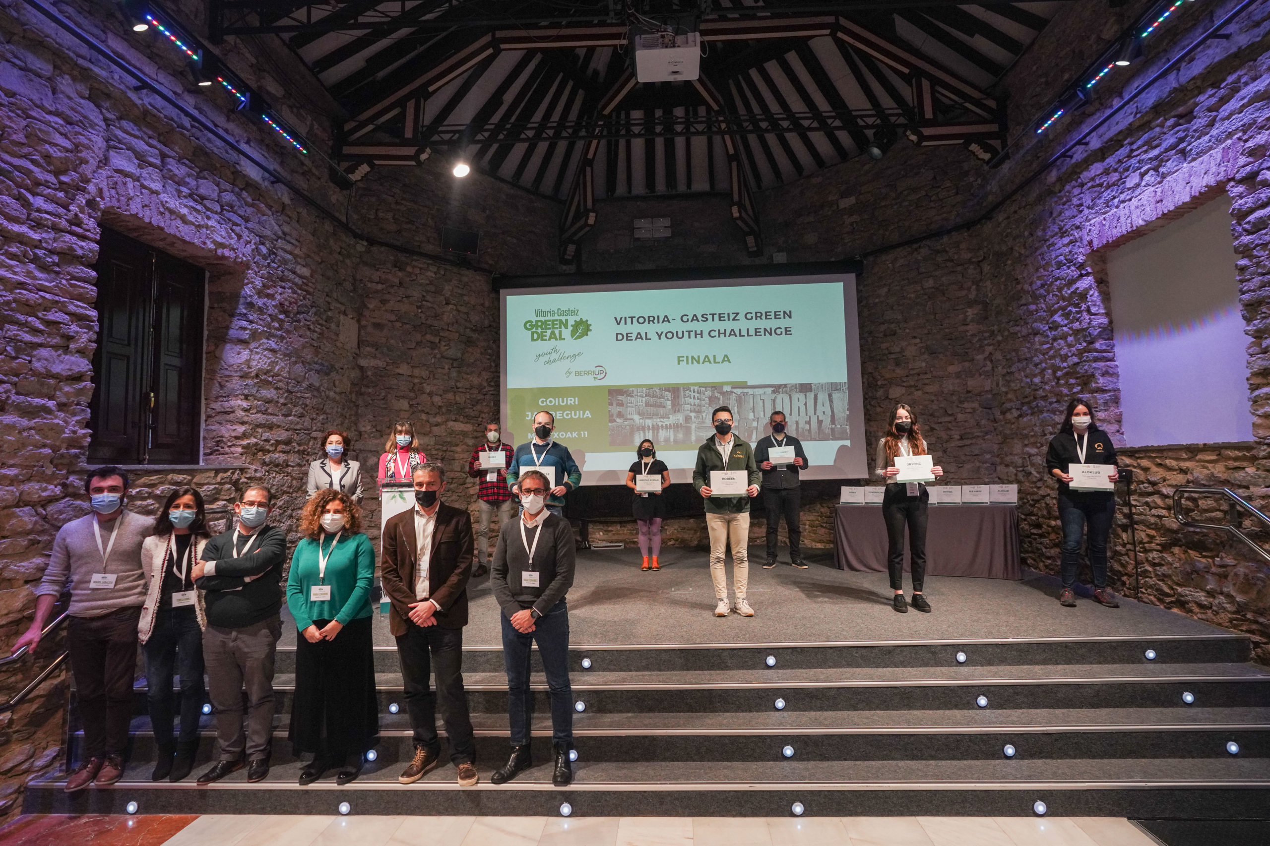 20220314 premios Gasteiz Green Deal Youth Challenge Finalistas de Gasteiz Green Deal Youth Challenge con el diploma y jurado