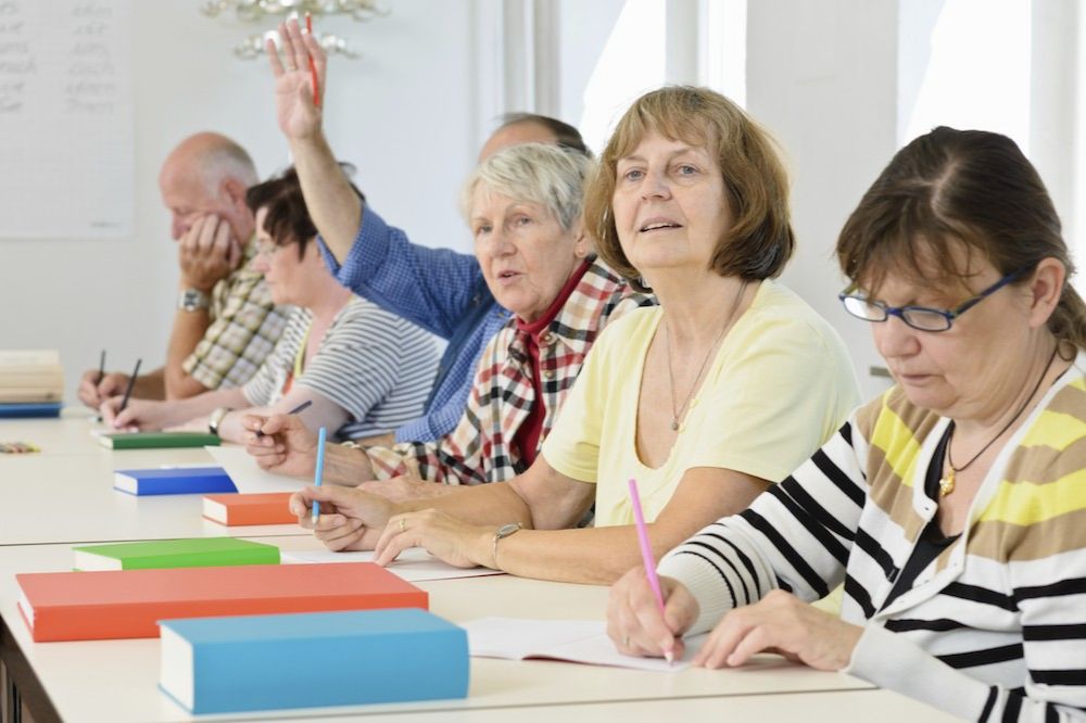 Personas mayores estudiando.