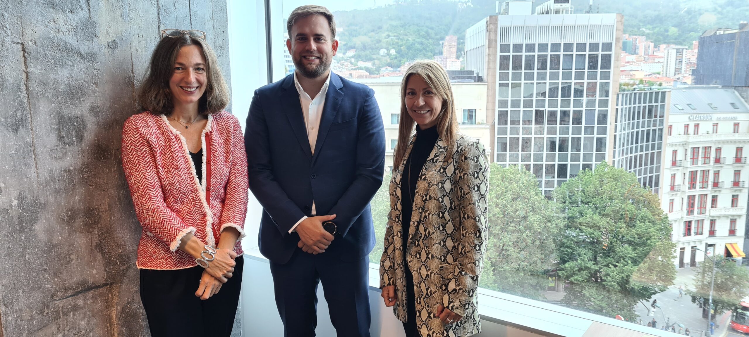 Foto Colaboradores: De Izquierda a Derecha: Patricia Casado, directora de BerriUp; Gonzalo Soto, responsable Línea Inicia Emprendedores en Rural Kutxa; y Garbiñe Henry, directora de Innovación y Emprendimiento en Universidad de Deusto